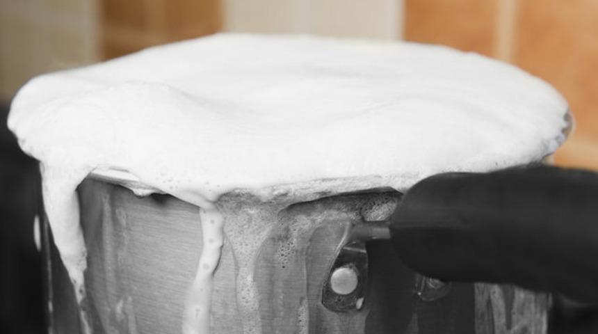 Hayır kaşık koymuyoruz! Tencerenin taşmasını önleyen en etkili yöntem