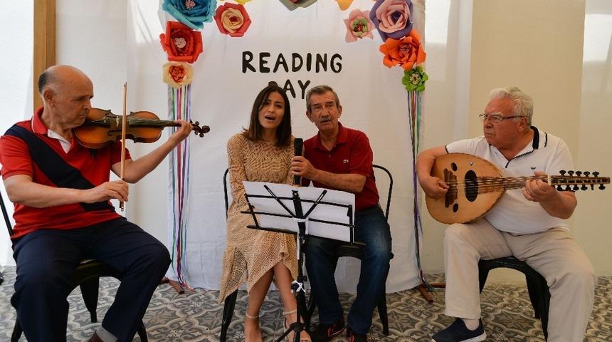 T&uuml;rk sanat m&uuml;ziği şarkılarını İngilizce s&ouml;ylediler