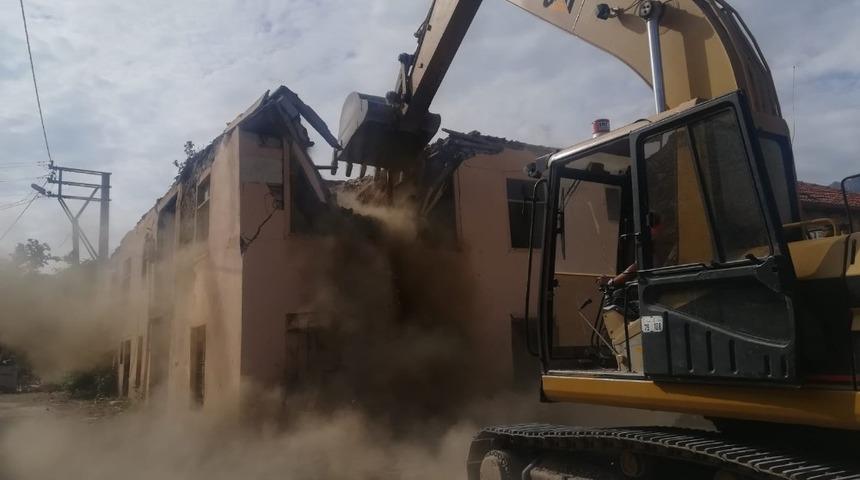 Seydişehir&rsquo;de metruk binalar yıkılıyor