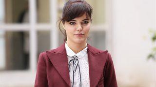 Oyuncu Hilal Altınbilek mayolu haliyle plajda ilgi odağı oldu