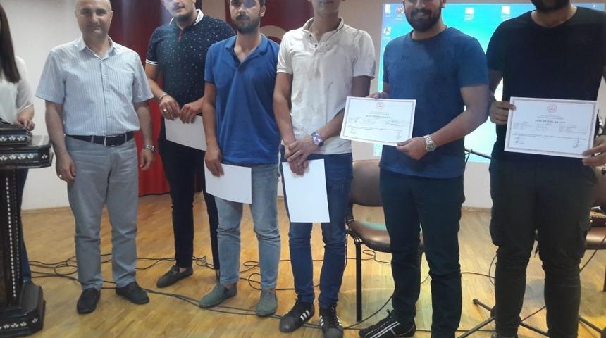 İlk yardım eğitimini tamamlayan &ouml;ğrenciler sertifikalarını aldı