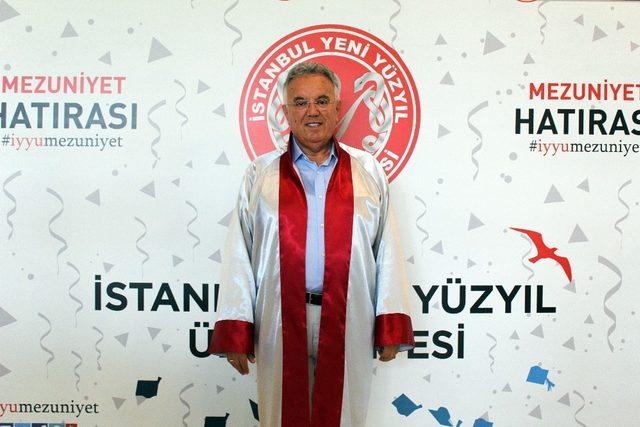 Diplomasını almaya torunuyla geldi