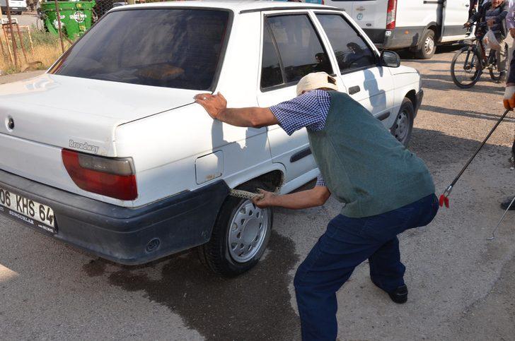 Yılanı tampondan elleriyle çıkardı! G1