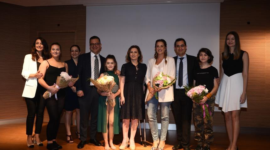 Avrupalı gen&ccedil; dans&ccedil;ılar skolyoza dansla meydan okudu