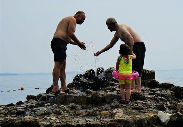 Denizdeki kayalıktan kaynayan tatlı su ilgi çekiyor G3