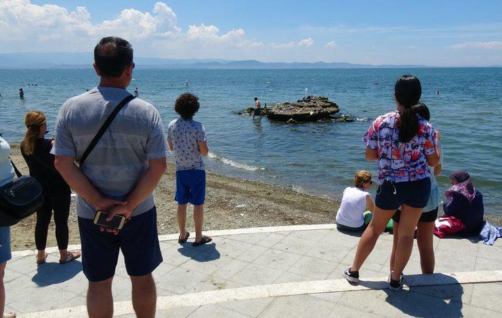 Denizdeki kayalıktan kaynayan tatlı su ilgi çekiyor G1