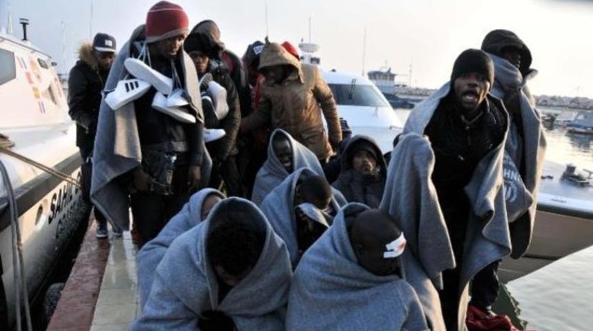 Bot alabora oldu, 35 ka&ccedil;ağı Sahil G&uuml;venlik kurtardı