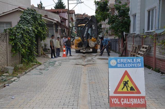 Erenler’de kilitli parke taşları yenileme çalışmaları sürüyor