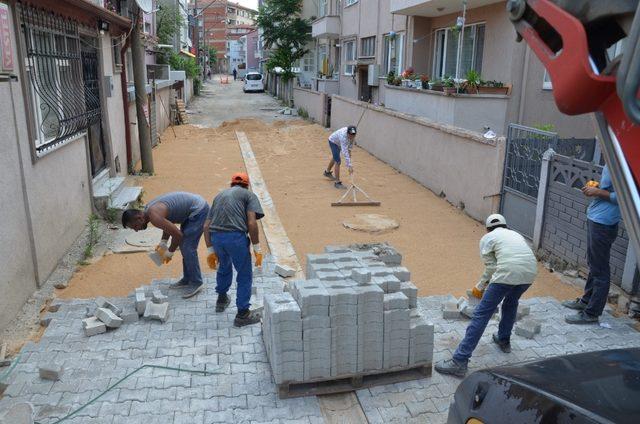 Erenler’de kilitli parke taşları yenileme çalışmaları sürüyor