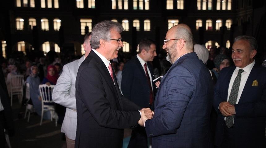 Başkan Ekrem Y&uuml;ce &ouml;ğrencilerin mezuniyet heyecanına ortak oldu