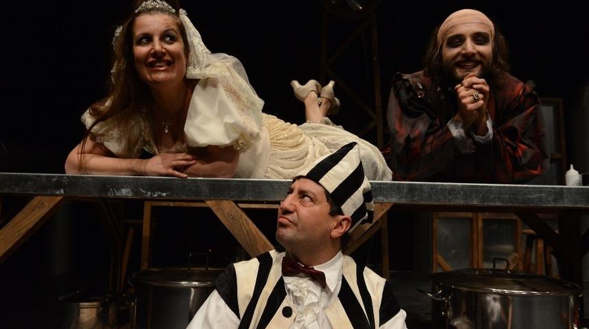 Kaş ve Demre&rsquo;de tiyatro coşkusu