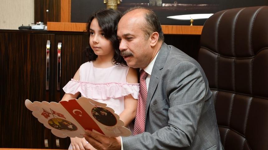 Emniyet M&uuml;d&uuml;r&uuml; Aktaş, karnesini alan şehit &ccedil;ocuklarını makamında ağırladı