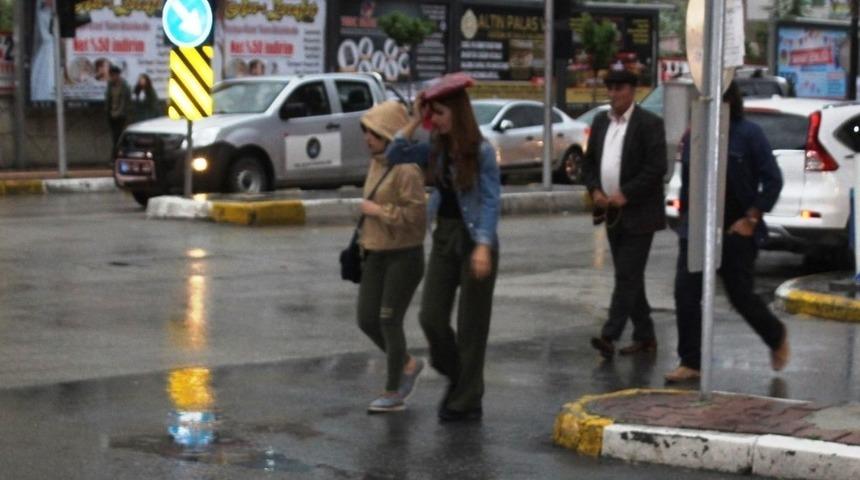 Kuvvetli g&ouml;k g&uuml;r&uuml;lt&uuml;l&uuml; sağanak yağışa dikkat