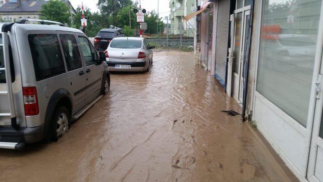 Yıldızeli’de sağanak yağış hayatı felç etti