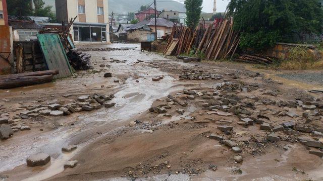 Yıldızeli’de sağanak yağış hayatı felç etti