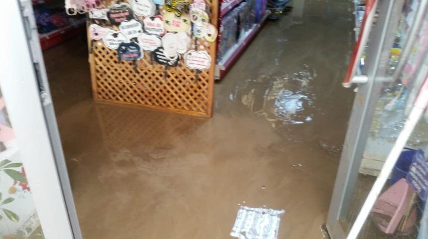 Yıldızeli&rsquo;de sağanak yağış hayatı fel&ccedil; etti