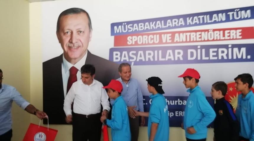 Gen&ccedil; şampiyonlar &ouml;d&uuml;llendirildi