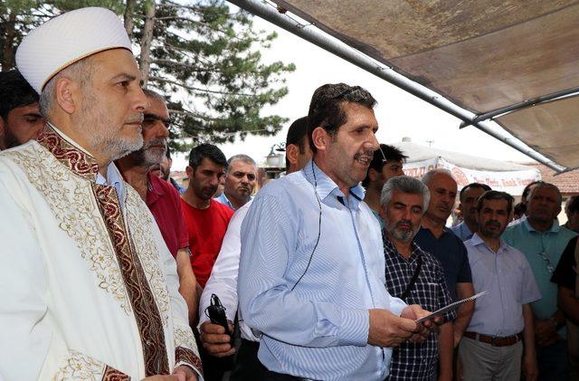 Erzincan’da yüzlerce Müslümanın katılımıyla Mursi için gıyabi cenaze namazı kılındı