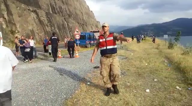 Otomobili baraj gölüne sürüp intihar eden kişi toprağa verildi