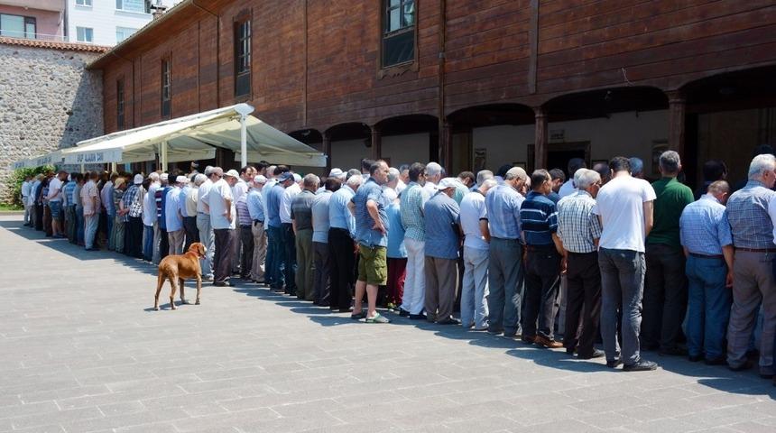 AK Parti Sinop teşkilatı Muhammed M&uuml;rs&icirc; i&ccedil;in namaza durdu