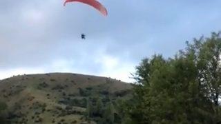 Havadaki paraşütçüyü gören gençlerin konuşmaları güldürdü