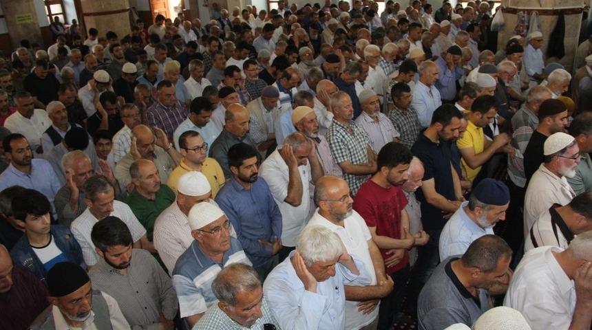 Muhammed Mursi i&ccedil;in gıyabi cenaze namazı kılındı