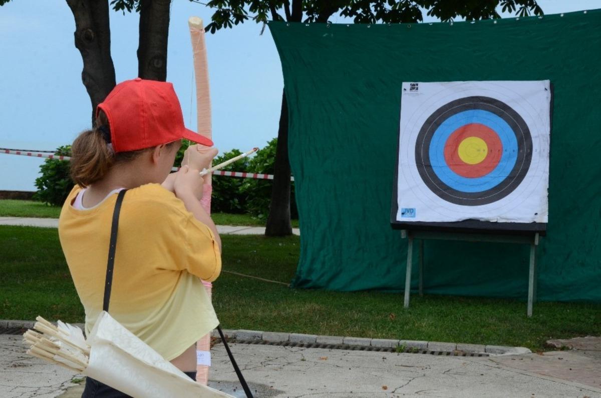 Fındık dalından &lsquo;ok ve yay&rsquo; yarışması