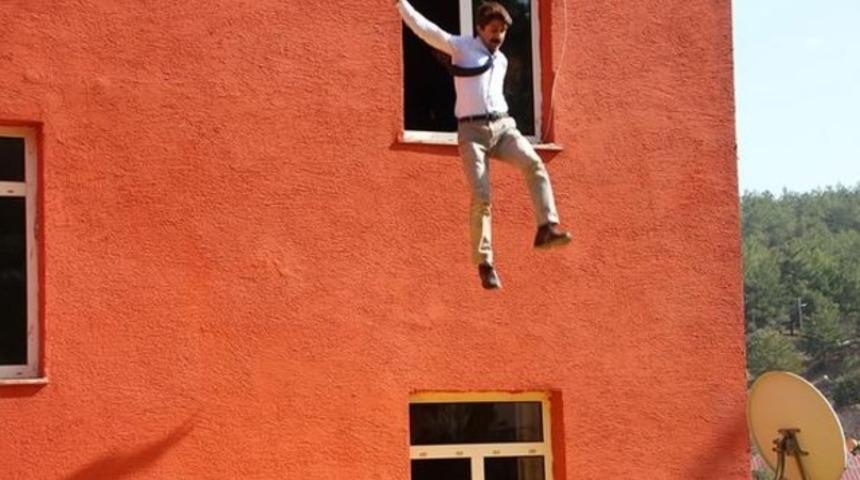 &Ouml;ğretmenler okulun ikinci katından atladı