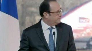 Fransa Cumhurbaşkanı Hollande konuşurken keskin nişancının silahı ateş aldı
