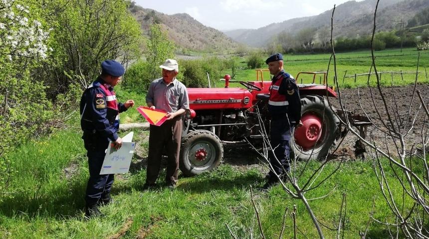 Taşk&ouml;pr&uuml; jandarma trafik ekipleri, &ldquo;Reflekt&ouml;r Tak G&ouml;r&uuml;n&uuml;r Ol&rdquo; bilgilendirmesi yaptı