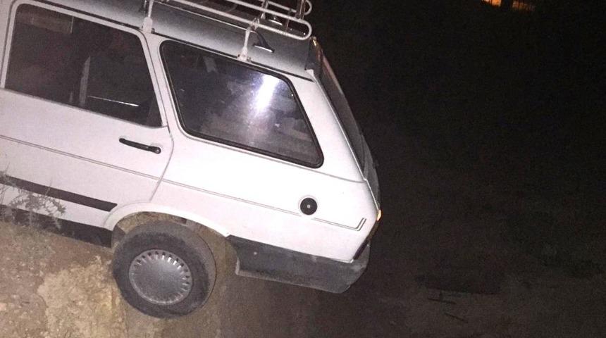 Otomobil inşaat temeline d&uuml;şmekten son anda kurtarıldı