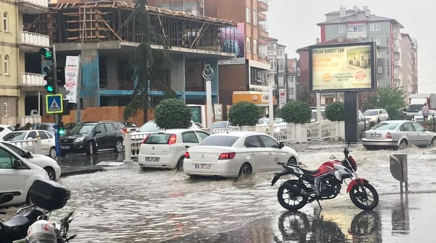 Niğde&rsquo;de şiddetli yağış sonrası yollar g&ouml;le d&ouml;nd&uuml;