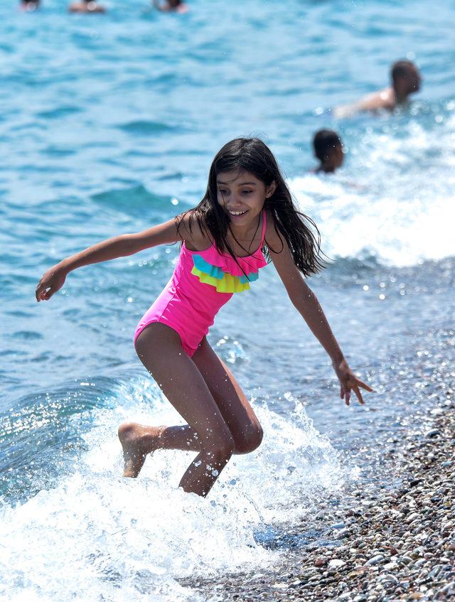 Antalya sahilleri sıcaktan kaçanlarla dolup, taştı