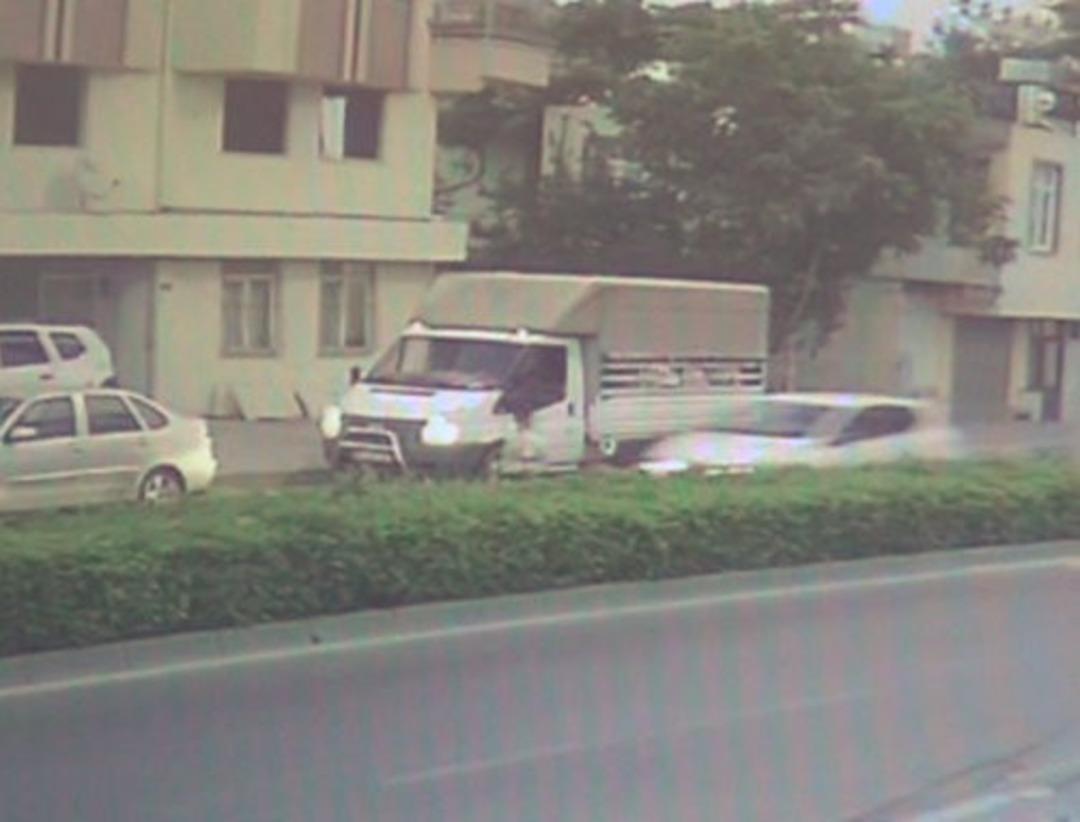 S&uuml;t aldığı aracın &ouml;n&uuml;nden karşıya ge&ccedil;mek isteyen &ccedil;ocuğa otomobil &ccedil;arptı