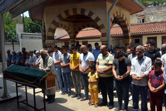 Eşi tarafından öldürülen Münevver, toprağa verildi