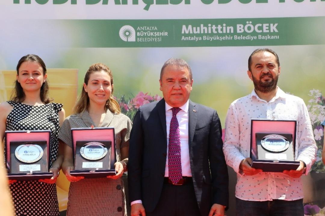 Başkan B&ouml;cek: "İlk g&ouml;reve geldiğimde Boğa&ccedil;ayı&rsquo;nı zakkumla s&uuml;sledik , &Ccedil;i&ccedil;ek dikecek bitkimiz yoktu"