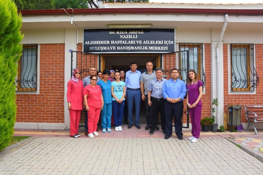 Başkan &Ouml;zcan Alzheimer Merkezi&rsquo;ni ziyaret etti