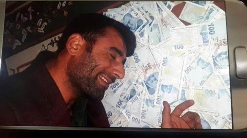 Deste deste paralarla poz vermişti, mutluluk kısa s&uuml;rd&uuml;