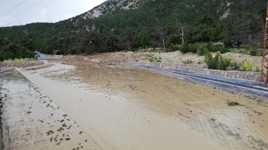 Nallıhan&rsquo;da sel Hoşebe mesire alanı ve Kabaca k&ouml;y&uuml;n&uuml; vurdu