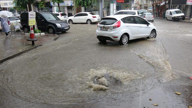 Bursa'da sağanak; enerji iletim hattına yıldırım isabet etti