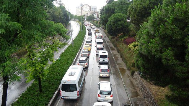 Bursa'da sağanak; enerji iletim hattına yıldırım isabet etti