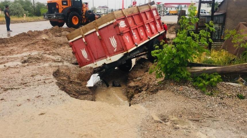 Kangal&rsquo;da sağanak yağış hasara yol a&ccedil;tı