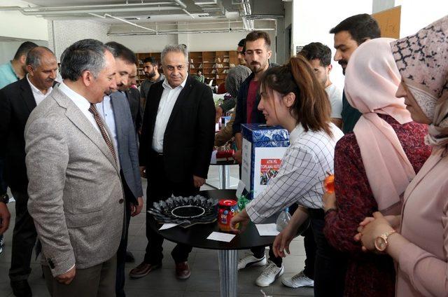 Ağrı İbrahim Çeçen Üniversitesi öğrencileri “Sıfır Atık Projesi” materyal sergisi açtı