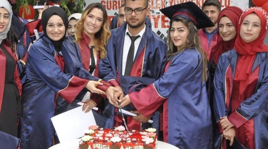 G&uuml;r&uuml;n&rsquo;de mezuniyet coşkusu