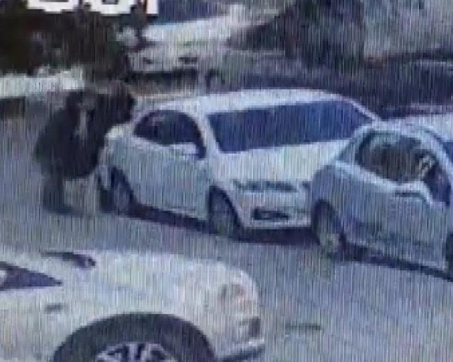 Üsküdar'da otomobillerden hırsızlık yapan şüpheli kamerada