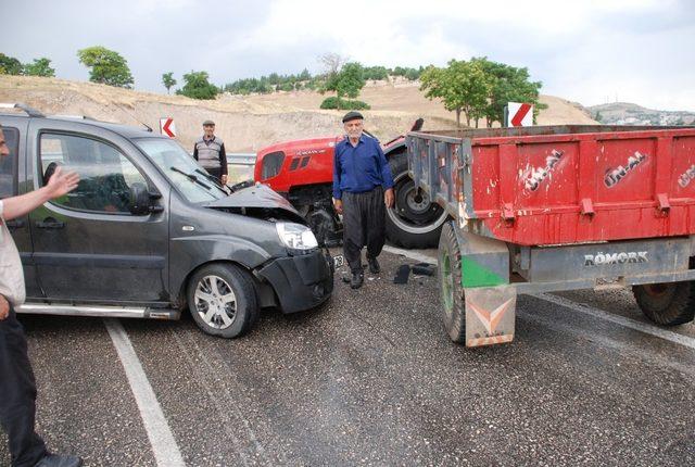 Traktör ile hafif ticari araç çarpıştı: 4 Yaralı