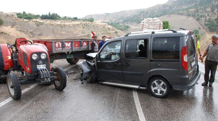 Traktör ile hafif ticari araç çarpıştı: 4 Yaralı