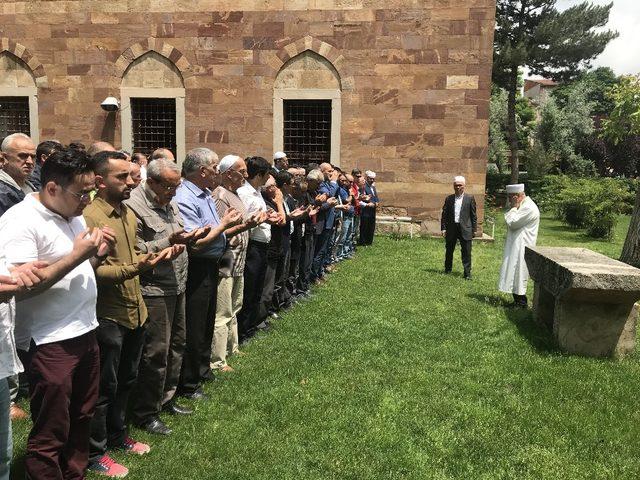 Bozüyük’te Mursi için gıyabi cenaze namazı kılındı