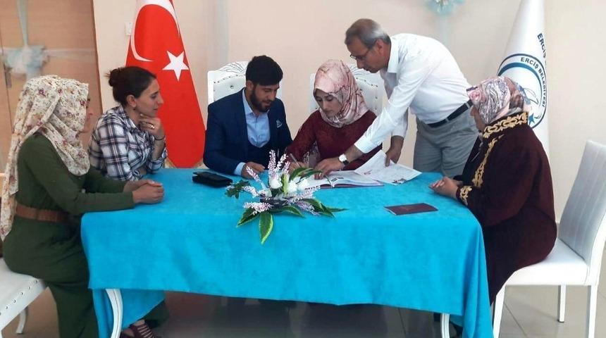 Erciş Belediye Başkanı &Ccedil;etin, ilk kez nikah kıydı