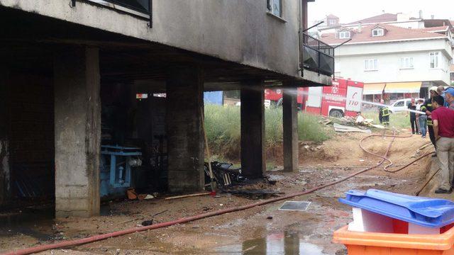 İzolasyon malzemelerinin tutuştuğu binada, 5 kişi dumandan etkilendi